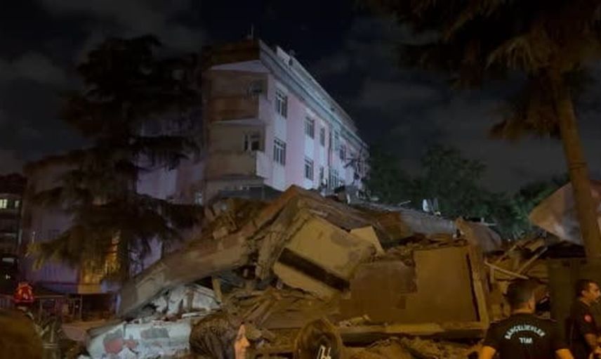 Bahçelievler'de boşaltılan beş katlı bina akşam çöktü