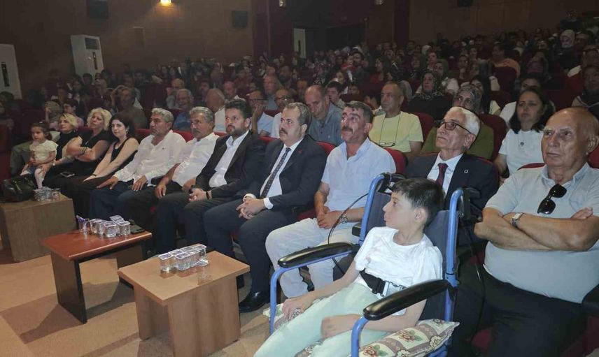 Ahlat'ta gönülden ezgilere gecesi: özel yetenekler birlikte sahne aldı