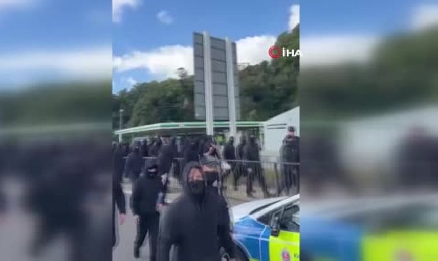 Dover'da maskeli göstericiler limana giden yolları kapattı