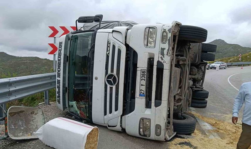 Manavgat'ta saman yüklü tır devrildi, sürücü yaralandı
