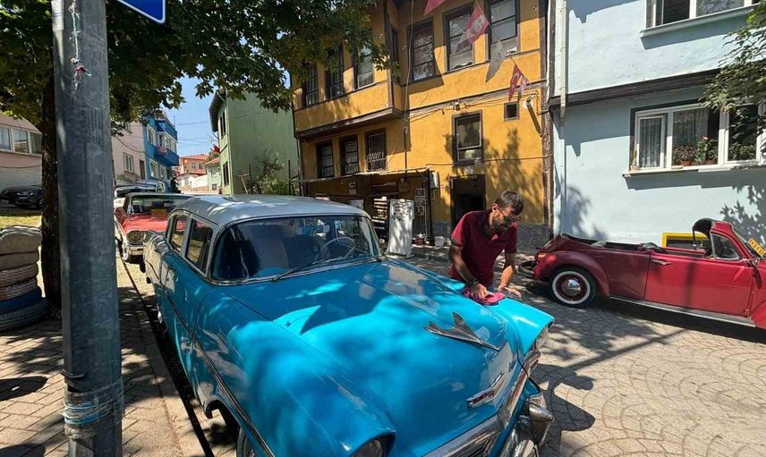 Aile mirasından doğan iş: Eskişehir'i klasik arabalarla gezdiriyor