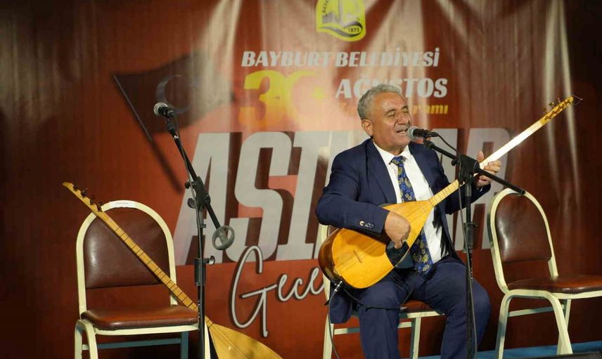 Bayburt'ta aşıklar Zafer Bayramı'nı türkülerle andı