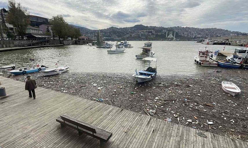 Limanı saran akıntılar plastik ve molozu taşıdı
