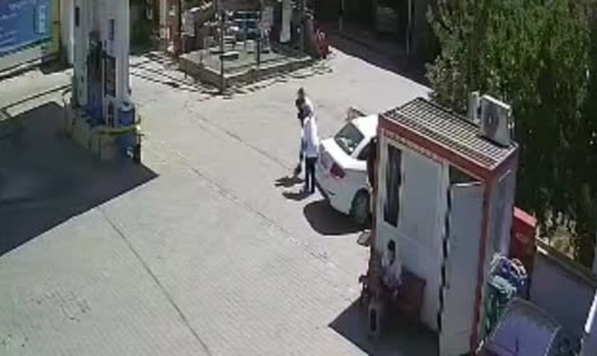 Vali Heimlich manevrasıyla çocuğun hayatını kurtaran polislere başarı belgesi verdi