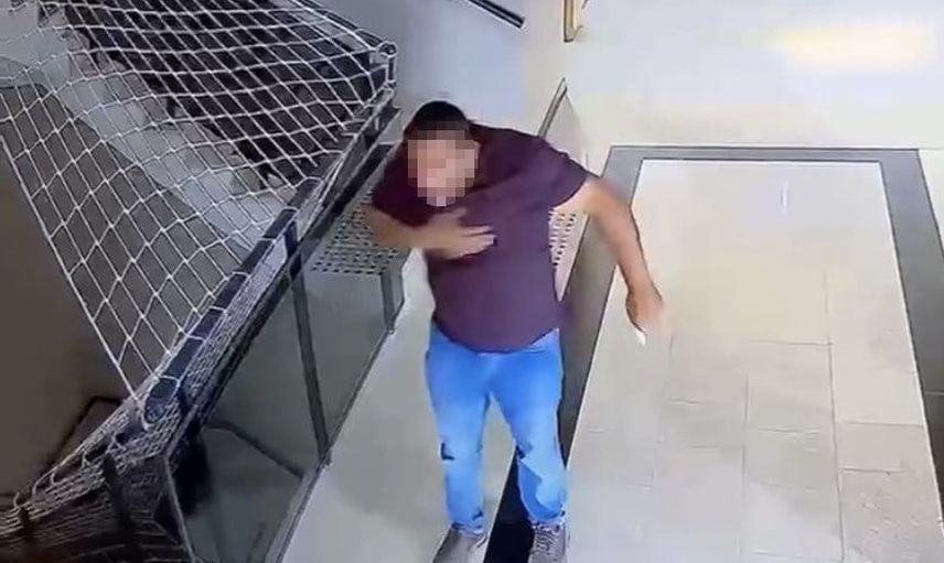 Asansör önünde boğazına şeker kaçan vatandaşı görevli Heimlich ile kurtardı