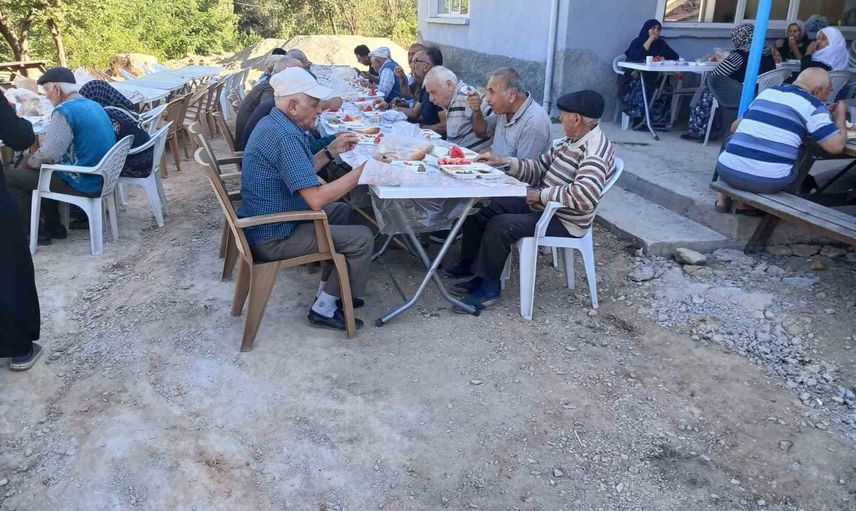Şeyhçakır'da Şeyh Çakır Sultan Türbesi için dayanışma sofrası kuruldu