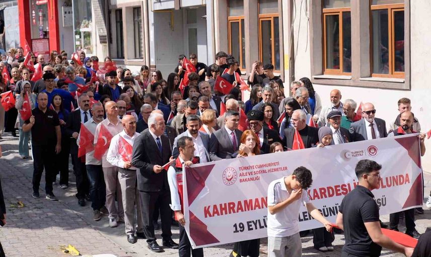 Gaziler günü korteji Artvin'de birlik ve minnet mesajı verdi