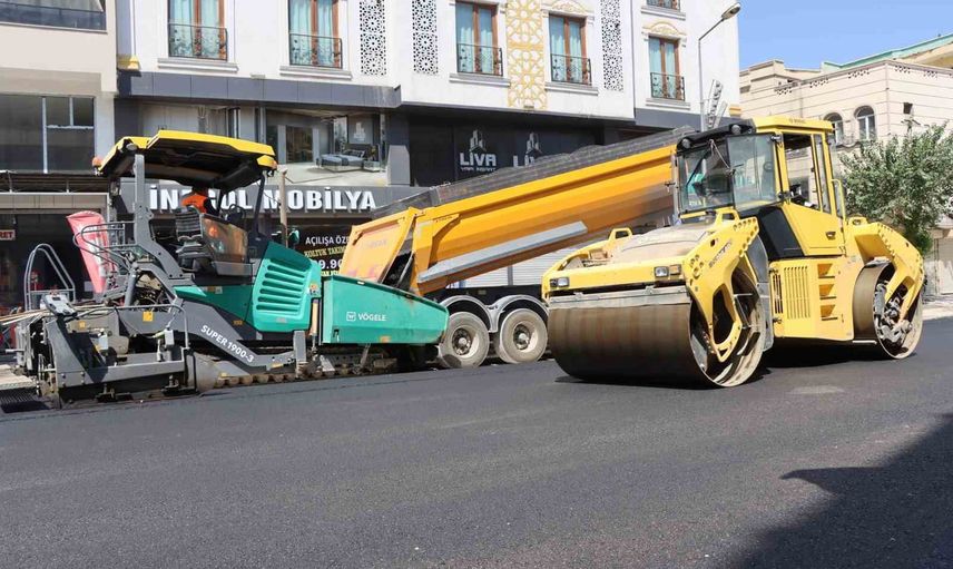 Siverek'te Adnan Menderes Caddesi sıcak asfaltla yenileniyor