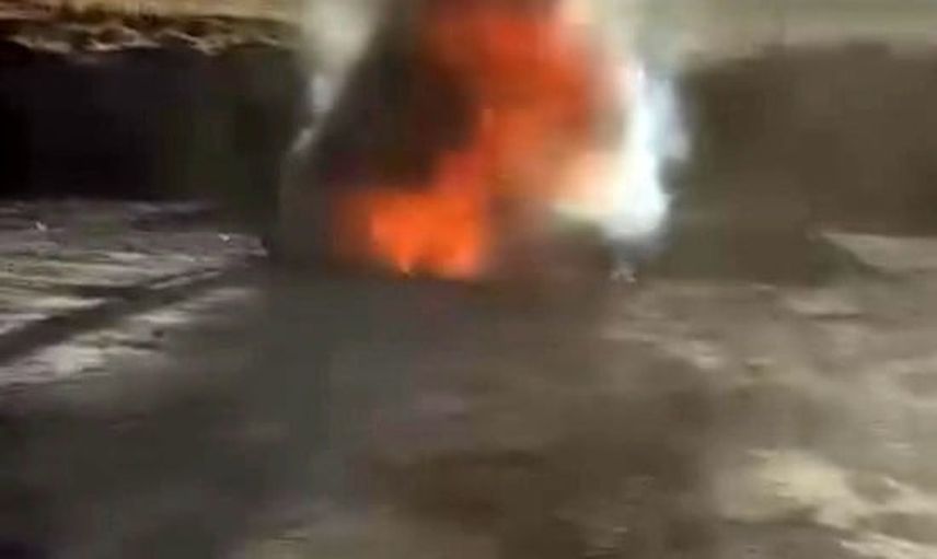 Demiryolu şantiyesinde alevler bir iş makinesini devre dışı bıraktı