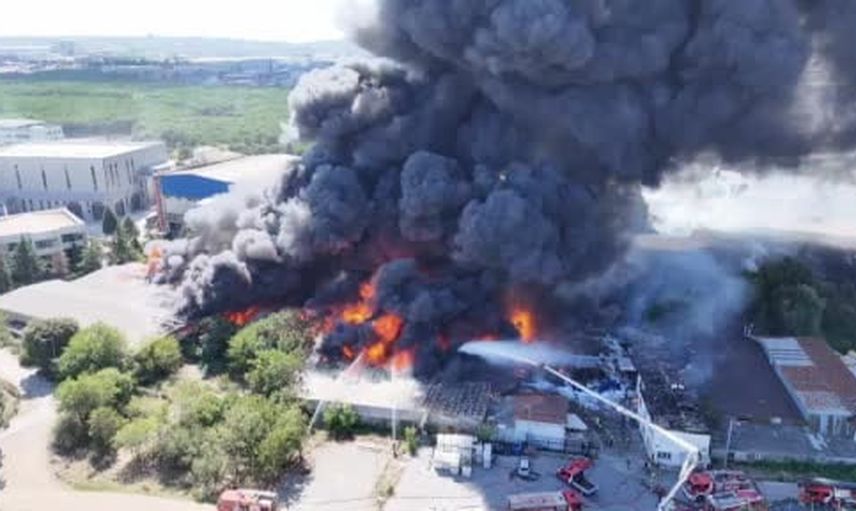 Tuzla Orhanlı'da deri fabrikasında çıkan yangın ekipleri seferber etti