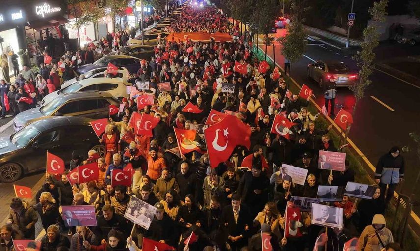 Büyükçekmece'de Sinanoba fener alayıyla cumhuriyet coşkusunu yaşadı
