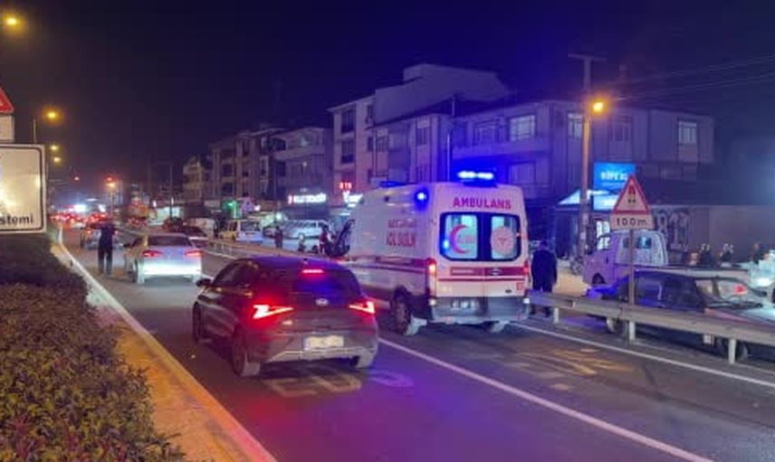 Beyciler kavşağında motosiklet ve otomobil çarpıştı: sürücü hastaneye kaldırıldı