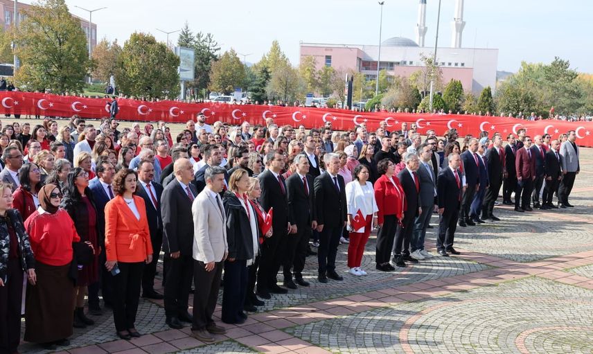 ESOGÜ'de yer gök kırmızı beyaz sloganıyla cumhuriyet yürüyüşü