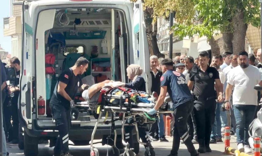 Hırdavatçıdan bıçak alıp karın bölgesinden kendini yaralayan kişi yoğun bakımda