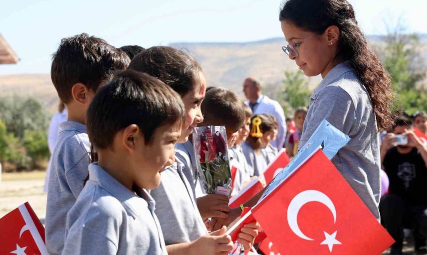 Okul koridorlarında yeni heyecan: Aksaray'da 82 bin 421 öğrenci ders başı yaptı