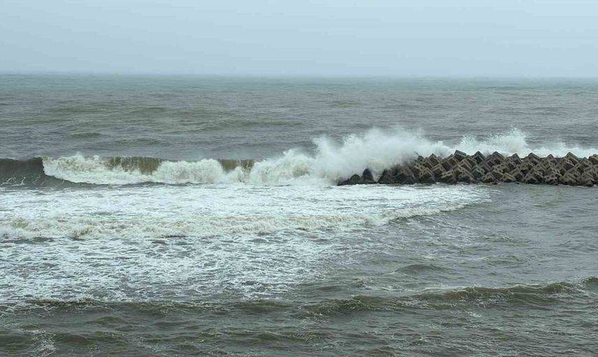Akçakoca'da Karadeniz fırtınası sahili ve dalgakıranları vurdu
