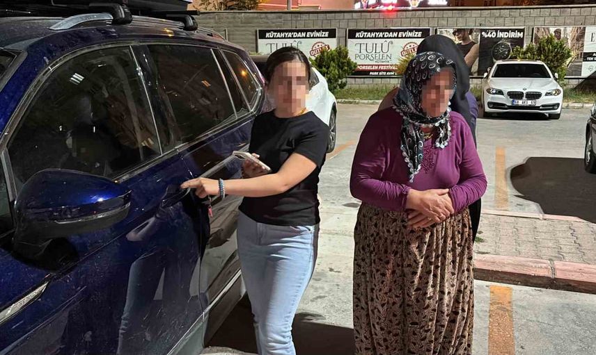 Taşpazar otoparkında 1,5 saatlik çaba: araçta kilitli kalan kadın kızının gelmesiyle kurtarıldı