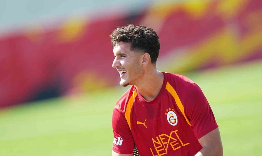 Deniz Gül Galatasaray formasıyla takımla ilk antrenmana çıktı