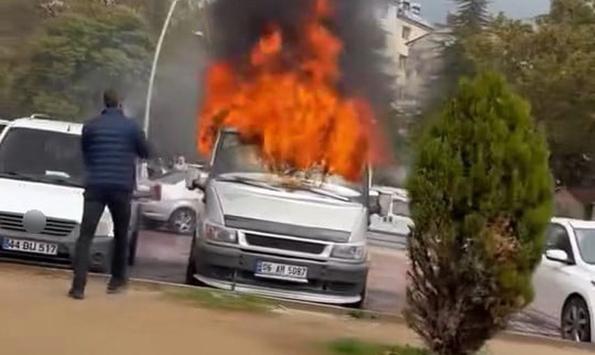 Fırat Üniversitesi bahçesinde park halindeki panelvan yandı