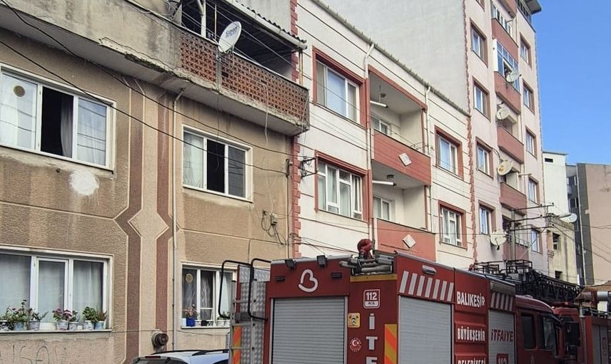 Susurluk'ta sabah saatlerinde uykuda dumana yakalanan kişi itfaiye tarafından kurtarıldı