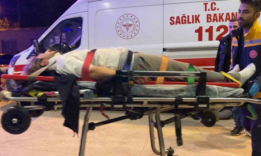 Domates yüklü kamyonetin tehlikeli sollaması: iki ağır yaralı