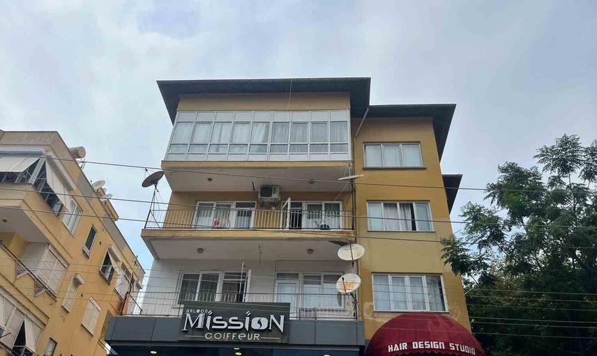 Alanya'da balkonda çıkan yangın ev sakinlerinin müdahalesiyle büyümeden söndürüldü