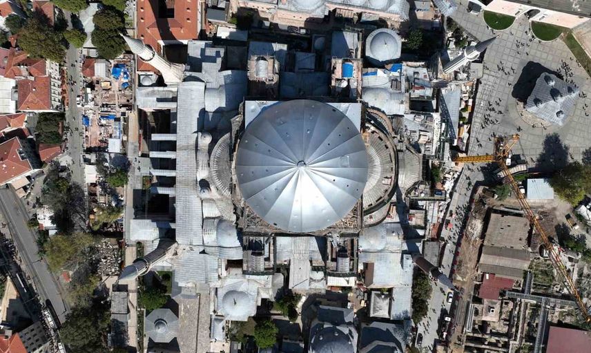 Ayasofya'nın kubbesi gri brandalarla örtüldü, şehir silueti farklılaştı