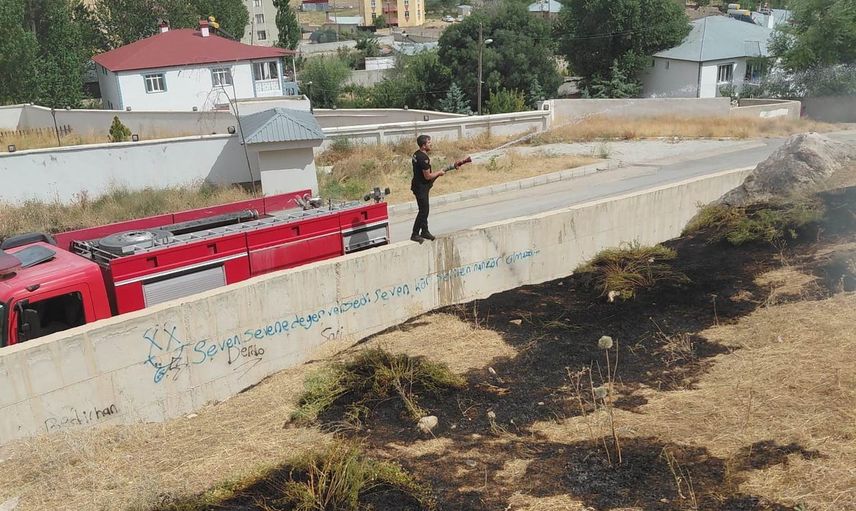 Tuşba'da rüzgarın etkisiyle yayılan örtü üstü yangın söndürüldü