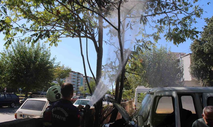 Park halindeki kamyonetin motorundaki alevler aracı kullanılmaz bıraktı