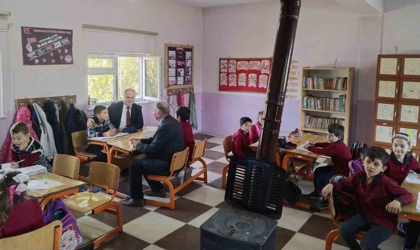 Aslanapa'da kaymakam İsmail Tosun öğrenci ve öğretmenlerle bir arada