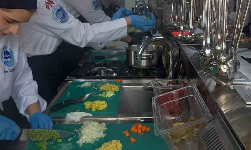 Kayseri mutfak akademisi'nde öğrenciler uygulamalı gastronomi eğitimi alıyor