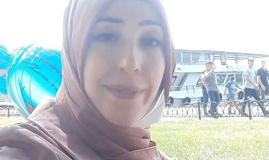 Çocuklarını iterek kurtaran kadın, devrilen minibüsün altında yaşamını yitirdi