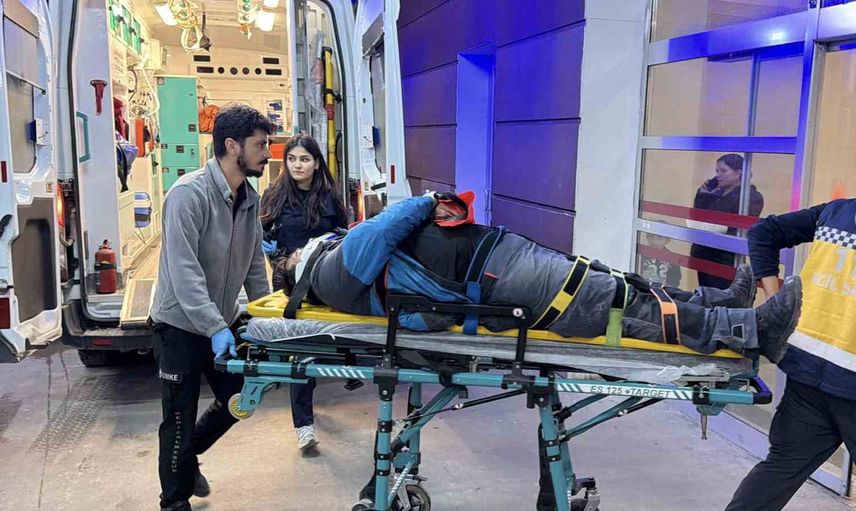 Adıyaman'da yağışla kayganlaşan yolda motosiklet devrildi, sürücü yaralandı