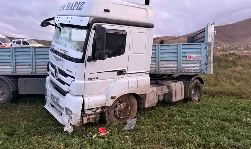 Van'da şarampole yuvarlanan tır iki kişiyi yaraladı