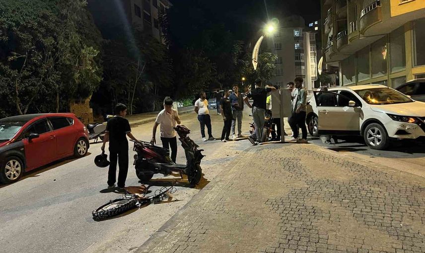 Niğde'de elektrikli motosikletle otomobil kafa kafaya çarpıştı, sürücü yaralandı