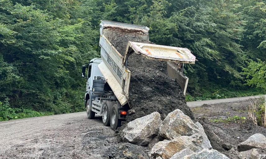 Kaynaşlı'da grup yolunda heyelan sonrası ulaşım güvenliği için müdahale