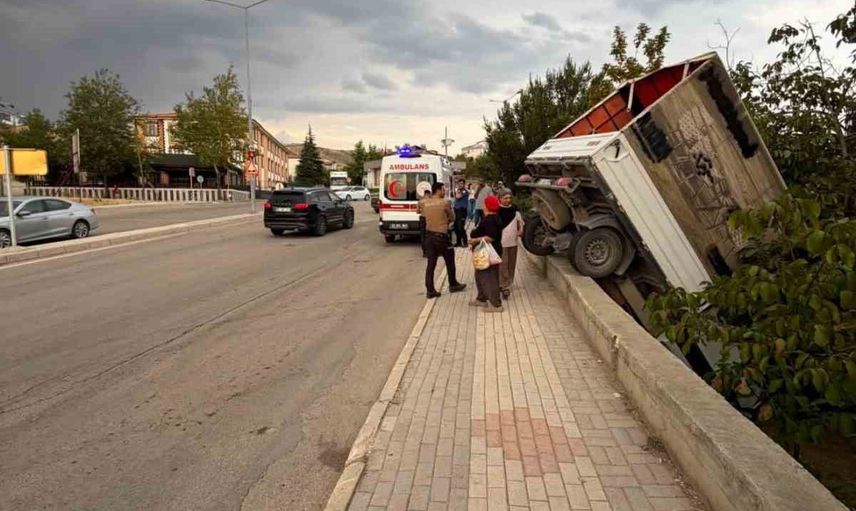 Apartman bahçesine uçan kamyonet olası faciayı önledi: 1 kişi hafif yaralandı