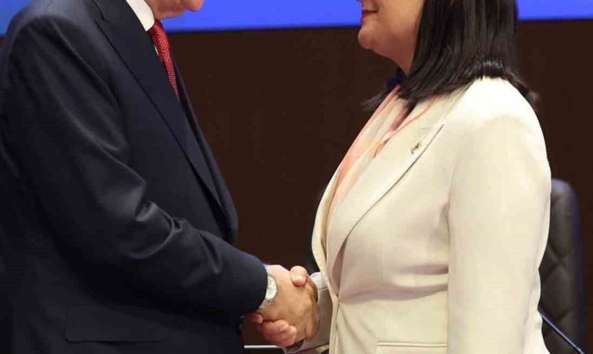 Foça'da siyasi yön değişimi: başkan Saniye Bora Fıçı AK Parti'ye geçti