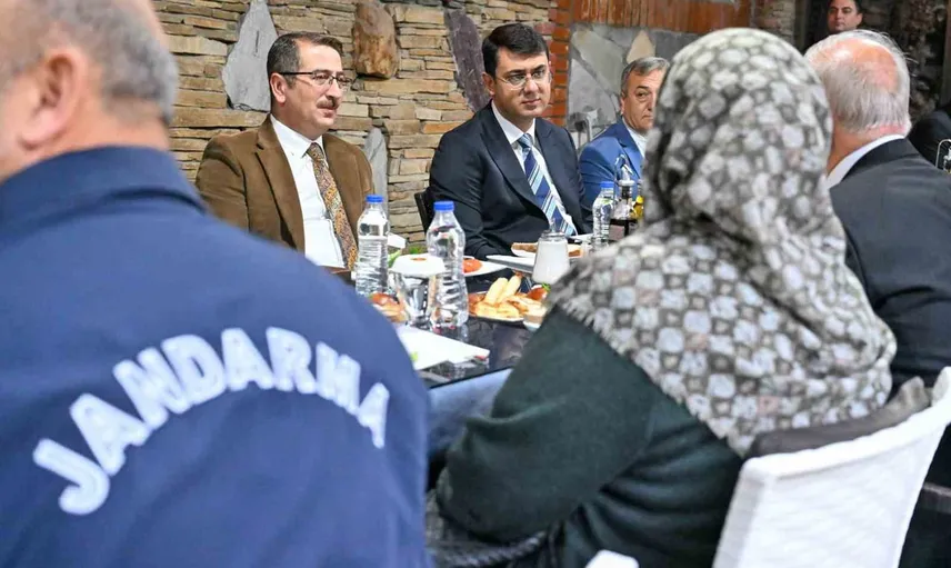 Uşak valisi Serdar Kartal şehit aileleri ve gazilerle buluştu, talepleri dinledi