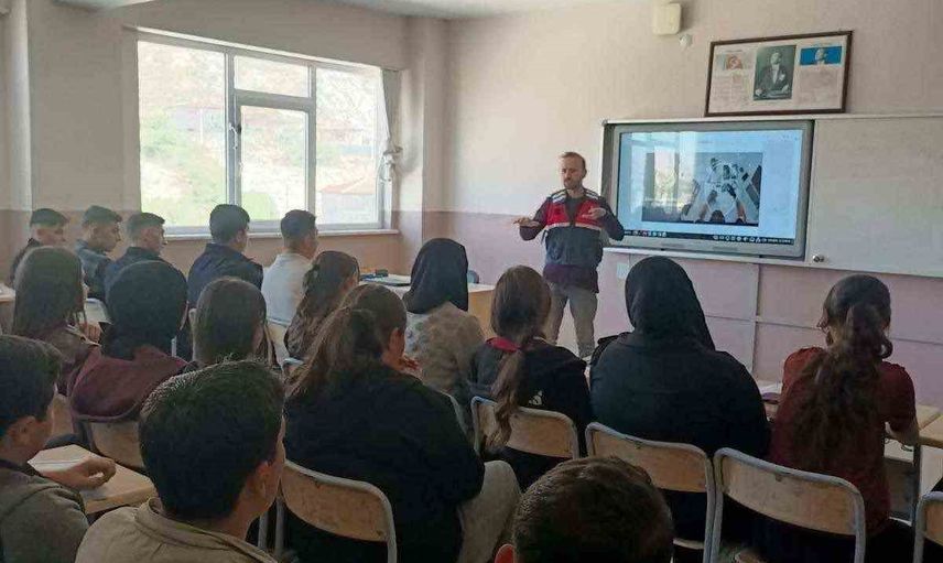 Jandarma liselerde dijital güvenlik bilinci artırdı