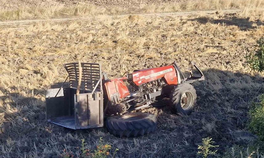 Arkadan çarpan minibüsle devrilen traktör şarampole yuvarlandı