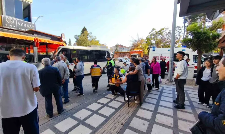 Keşan'da yaya geçidinde minibüsün çarptığı iki kişi yaralandı