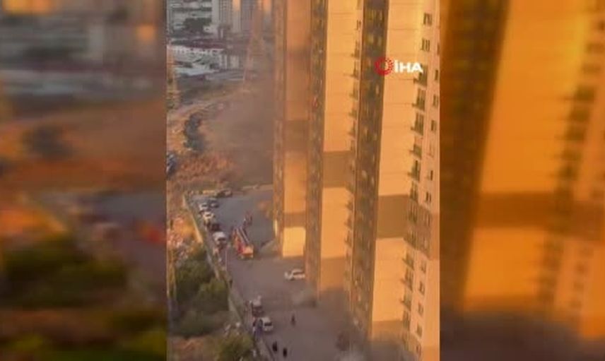 Esenyurt'ta otoparkta çıkan yangın binayı dumanla sardı, baba ve oğlu cam önünde kurtarılmayı bekledi