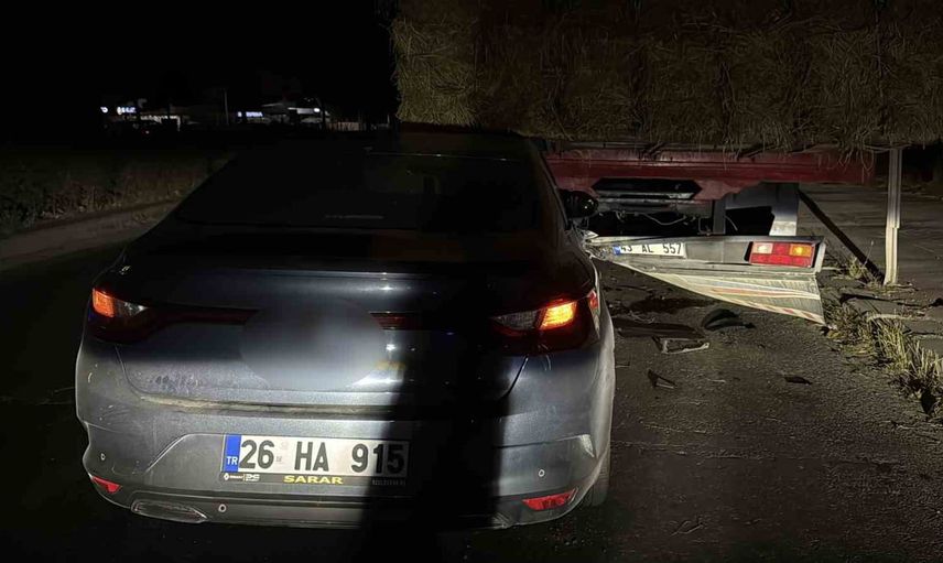Park halindeki balya yüklü kamyona arkadan çarpan sürücü kurtuldu
