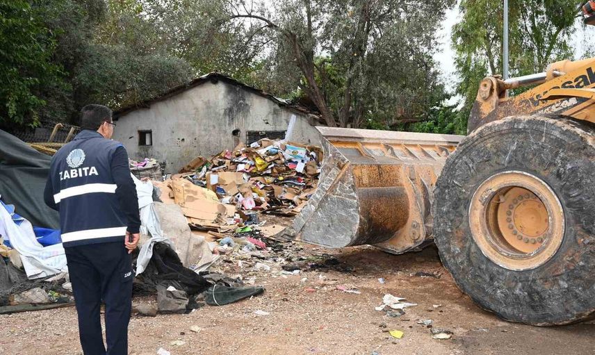 Kepez’de yoğun birikim kaldırıldı: çöp evden 8 kamyon atık çıktı