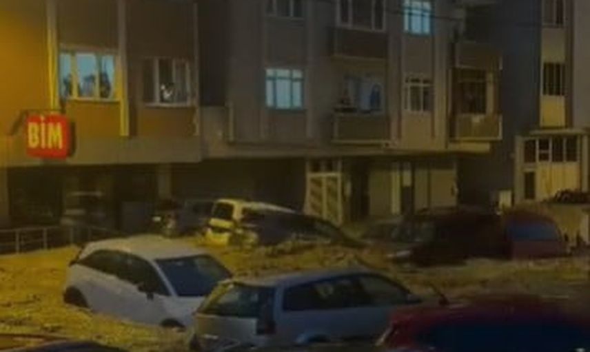 Halatlarla kurtarılanlar: Ayazağa'da derenin taşması yolları ve araçları sürükledi