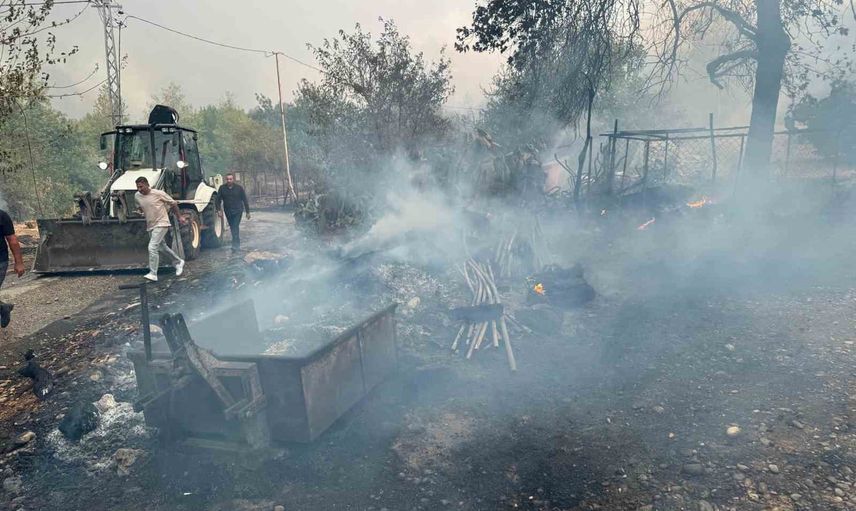 Aksu'da yangın sürüyor, Kumluca'da alevlerin enerjisi düşürüldü