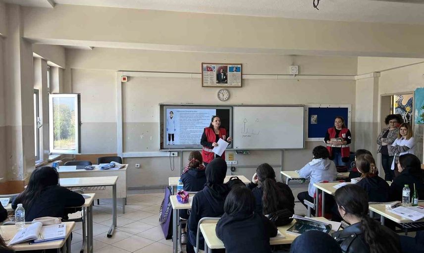 Kızılay haftasında gençlere gönüllülük ve dayanışma anlatıldı
