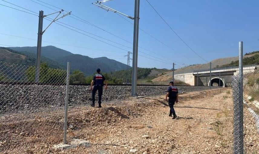 Osmaneli köylerinden geçen YHT hattında jandarma güvenlik devriyesi