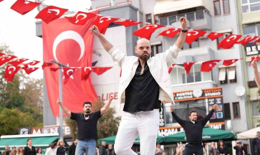 İzmit kent meydanında 41 zeybekle cumhuriyet coşkusu